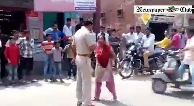 women threat to beaten people on road, crime news, administrative news, meerut, uttar pradesh