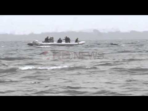 Nxirren nga liqeni i Shkodrës disa pjesë të helikopterit të rrëzuar- Ora News- Lajmi i fundit-