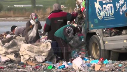 Berati hedh plehrat në lumë - Top Channel Albania - News - Lajme