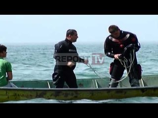 Report TV - Helikopteri i rrëzuar, nis operacioni për nxjerrjen nga ujërat e liqenit