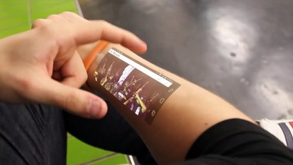 Je croyais qu'il prenait simplement son bain jusqu'à ce qu'il sorte son bras de l"eau!