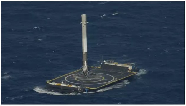 SpaceX réussit l’atterrissage de sa fusée Falcon 9 en pleine mer