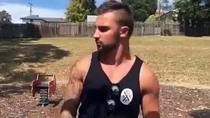 Cet homme ne fait rien sans son serpent