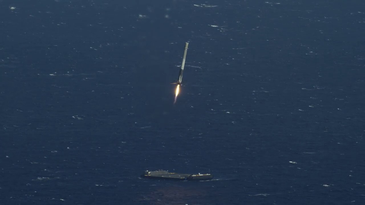 SpaceX réussit à faire atterrir sa fusée Falcon9 en mer