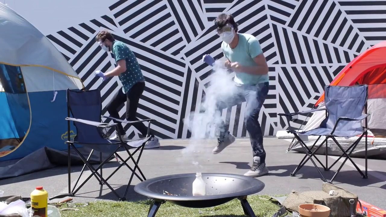 Expérience très dangereuse : mélanger du chlore et du liquide de frein ! BOOM