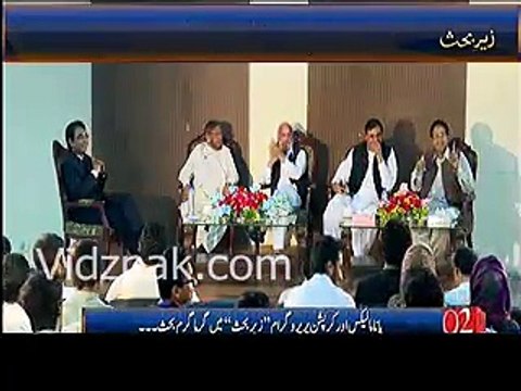 Female Student thrashes PML-N leader for saying Nawaz Sharif ne ek rupaya nahi khaya