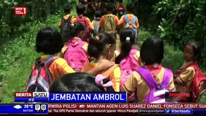 Jembatan Ambrol, Siswa SD Nekat Seberangi Sungai ke Sekolah