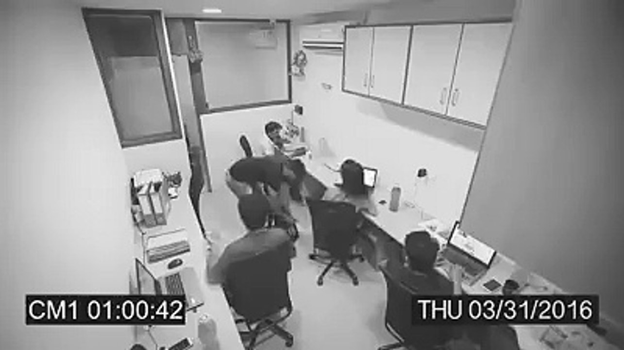 See What Happened In A Office Of Karachi - Kamzor Dil Na Dekhain