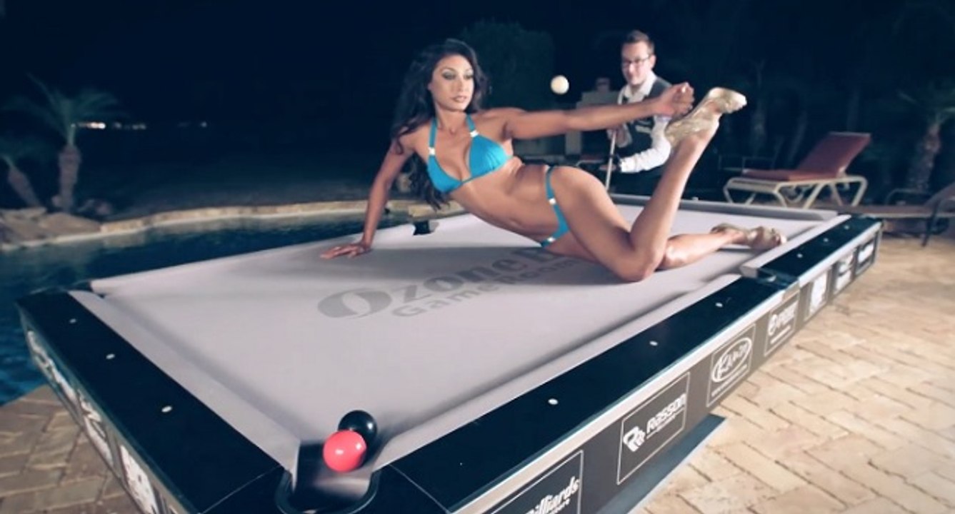 Florian Kohler (Venom) fait du billard avec une fille sur la table