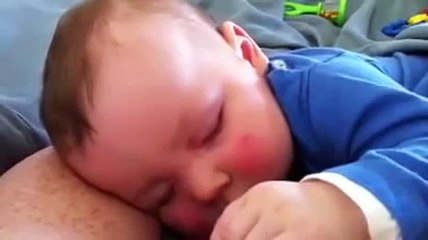 Ребенок спит и хохочет смотреть всем