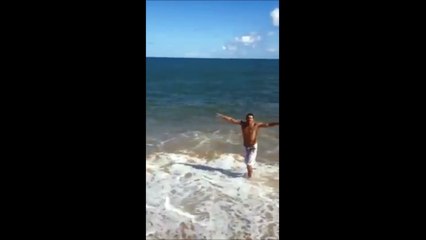 Banhista mergulha no mar de Regência perto da foz do Rio Doce