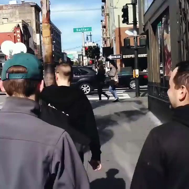 Des militants trollent Donald Trump avec des merdes de chien - vidéo Dailymotion