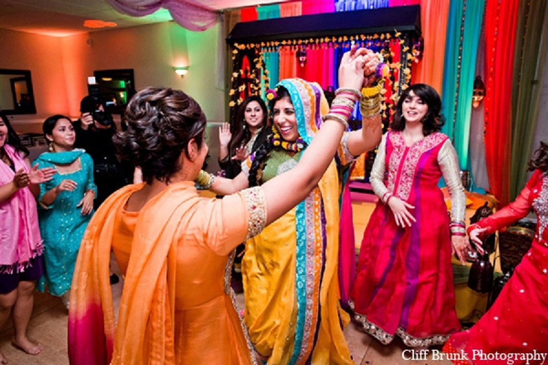 THE BEST PITHI DANCE EVER I  Indian Wedding Dance Performance I Awsome Dance Pakistani Wedding 2016