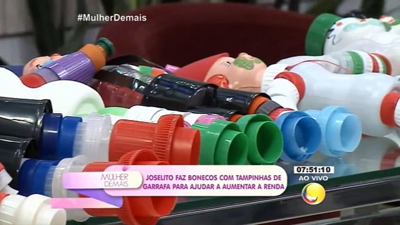 Palhaços feitos com tampas e garrafas recicladas