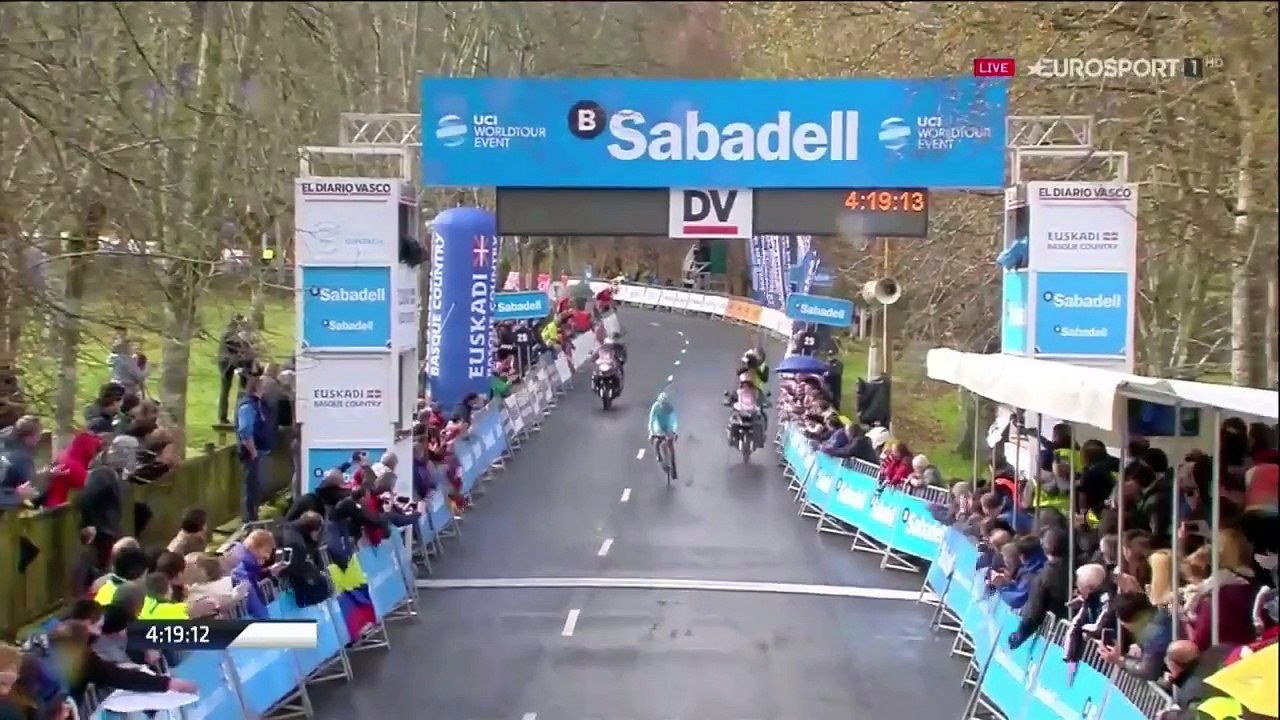 Le cycliste Diego Rosa passe la ligne darrivée à pied pour fêter sa victoire  - vidéo Dailymotion