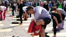 Baden-Württemberg in Balance - Yoga-Flashmob auf dem Stuttgarter Schlossplatz