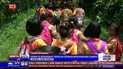 Siswa Sragen Nekat Seberangi Sungai ke Sekolah