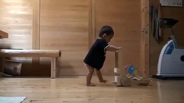 Кошка учит ребенка ходить