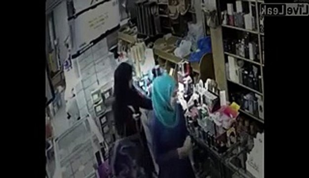 Beautiful Girl Stolen The Cosmetics From Shop With The Help Of Her Two Sisters.