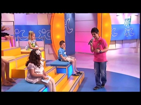 Abraham Mateo (12 años) sorprende a una fan y le dedica MI PRINCESA - Menuda Noche