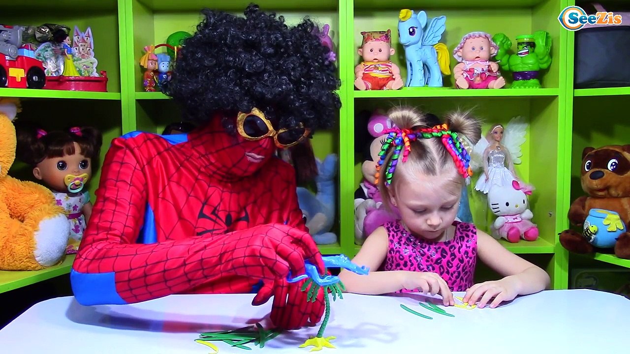 Spiderman. Человек Паук и Ярослава играют в игр...