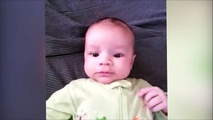 Un bébé trop mignon qui dit HELLO