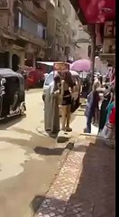 شاهد قبل الحذف شخص يتحرش بموديل في شوارع القاهرة