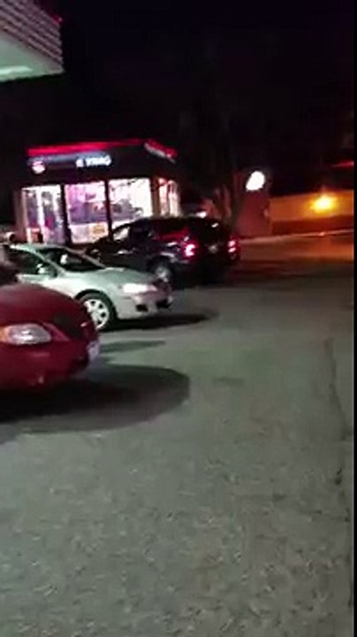 Des employés brisent les vitres d'un Burger King