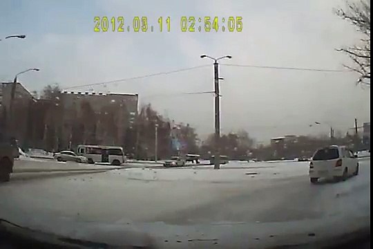 Автобус хотел проехать сквозь трамвай - ДТП в Барнауле 14.03.2015