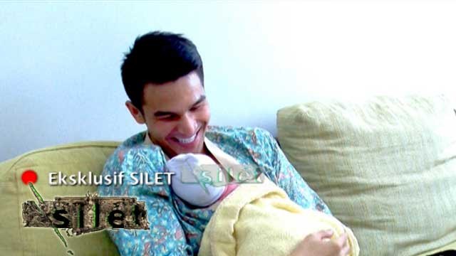 Jonathan Frizzy Dianugrahi Anak ke-3 - Silet 10 April 2016