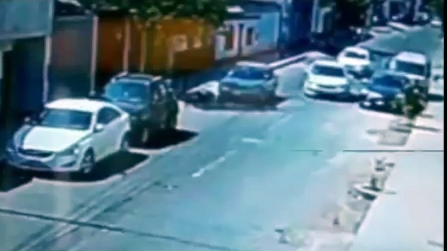 Señora protagoniza espectacular huida marcha atrás de ladrones