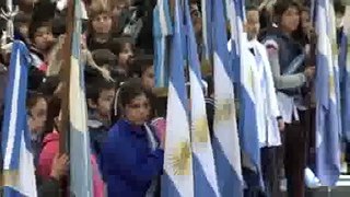 Posse tomó la promesa a la Bandera a una multitud de alumnos de San Isidro