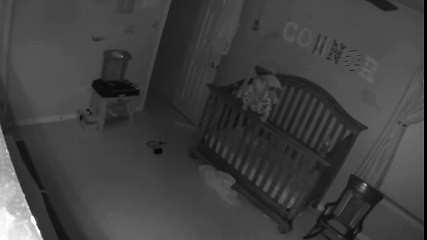 Niño poseído hace equilibrio en el borde de la cuna: ¿Fake o real?