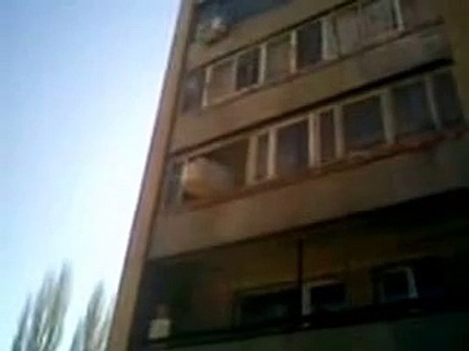 Холодильник летит с балкона. Саратов