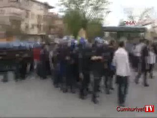 Polis, Ankara'yı gaza boğdu