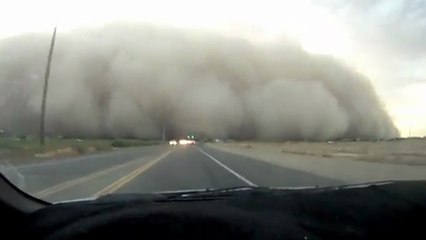 Ce conducteur décide de rouler dans une tempête en arizona !