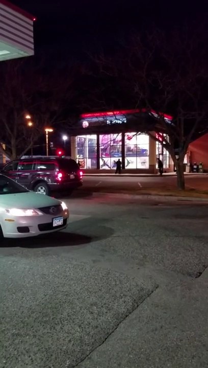 Employés de Burger King cassent les vitres du restaurant ! Canular téléphonique qui tourne mal !