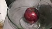Il verse de l'eau chaude sur une pomme : regardez ce qu'il se passe!
