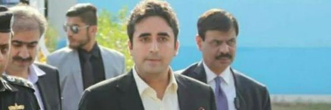 Former PM Yousuf Raza Gillani and Makhdoom Shahab Uddin welcome Chairman PPP Bilawal Bhutto Zardari at Jamaldinwali RYK.