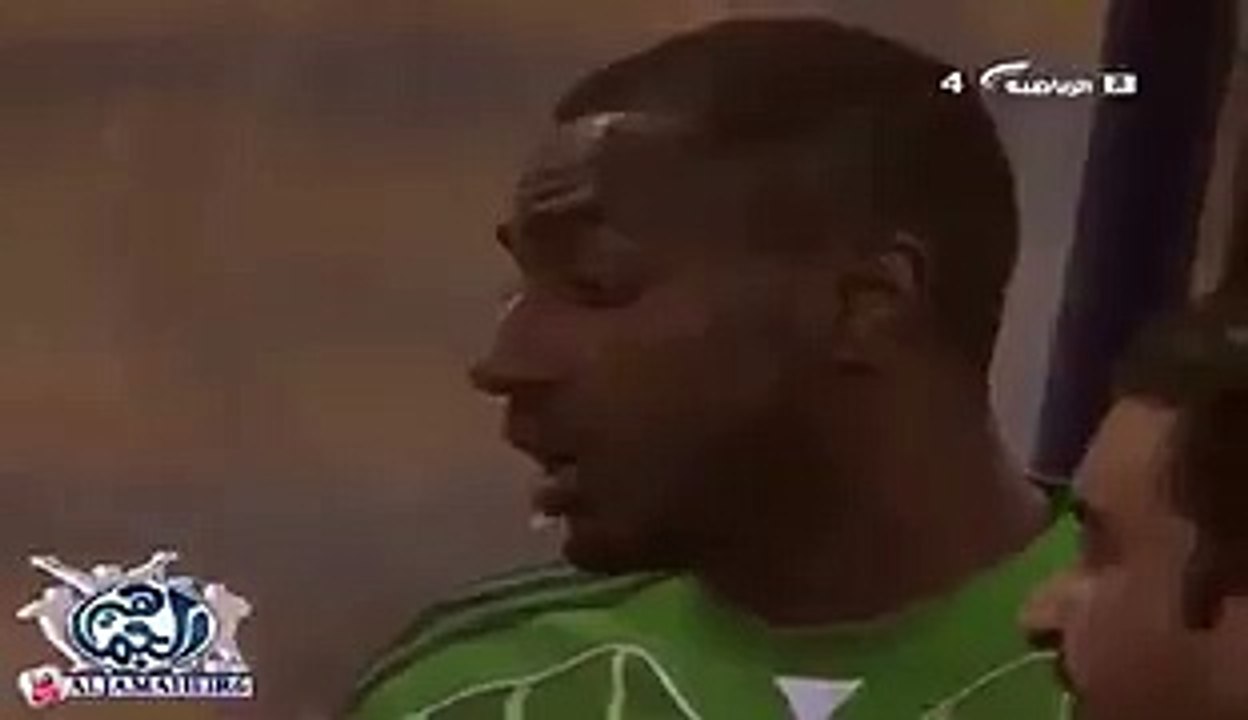 Il se fait couper les cheveux en plein match