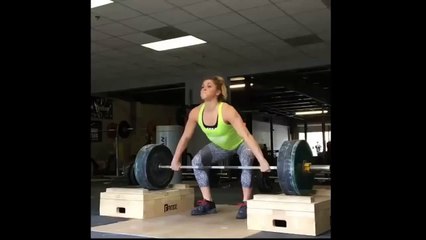 Cette haltérophile commet une grosse erreur en plein entraînement