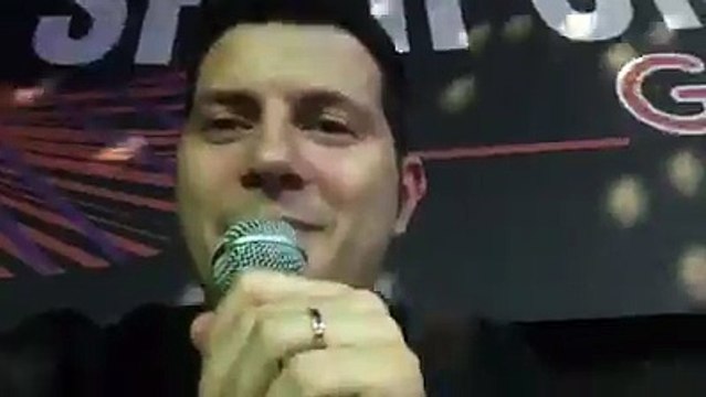 Ermal Mamaqi njëzëri me publikun: Bes Kallaku ik p.... (VIDEO)