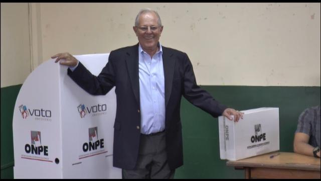 El candidato Pedro Pablo Kuczynski ejerce su derecho al voto en Lima