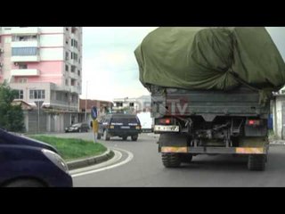 Report TV - Mbërritja e pjesëve të helikopterit në Komisiriatin e Policisë Shkodër