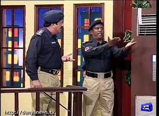 Pakistani Police SHO - Hasb-e-Haal k Katehray mein ilzamaat ka jawab dyte hoye!!