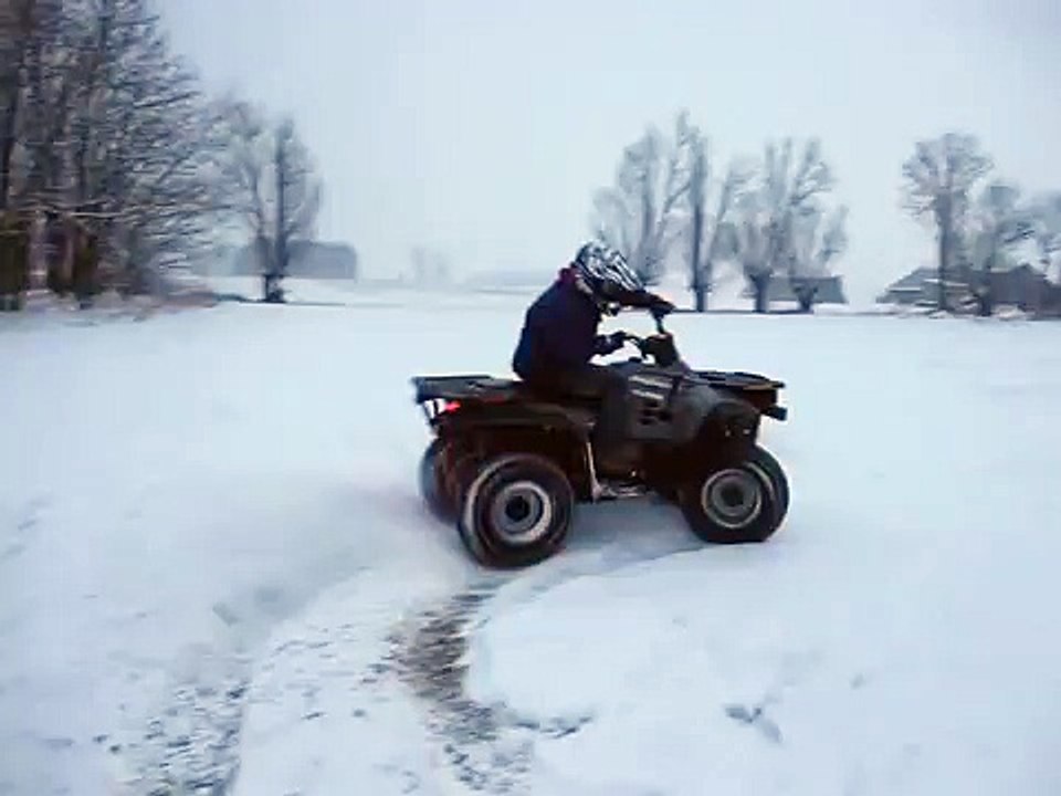 Polaris Magnum 325 HDS 4x4 in snow