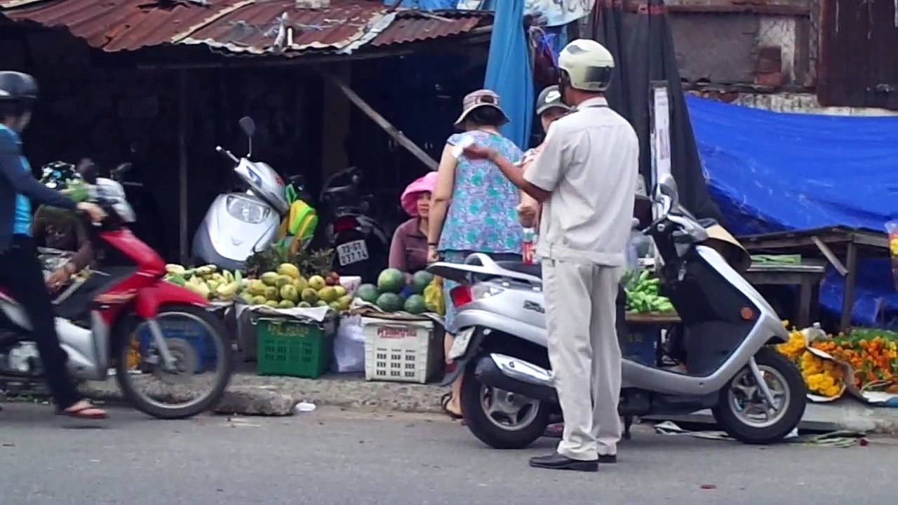 Vua con xuống đường ra chợ Kiểm tra giấy tờ xe máy