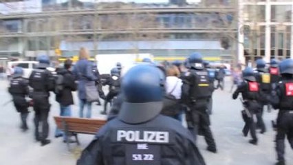 Almanya'nın 7 Büyük Kentinde Terör Karşıtı Gösteriler