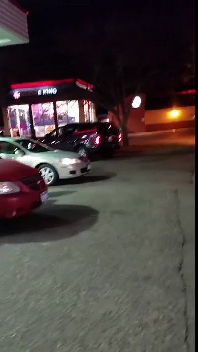 Des employés brisent les vitres d'un Burger King