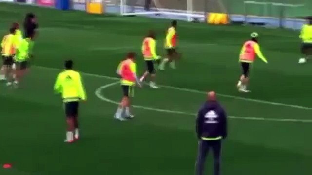 Gareth Bale AMAZING back heel goal in training